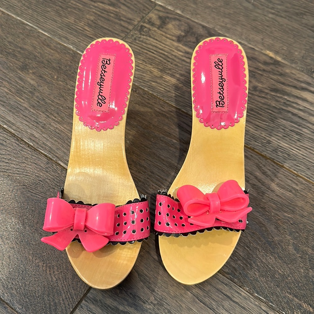 Betseyville Barbiecore wooden kitten heels